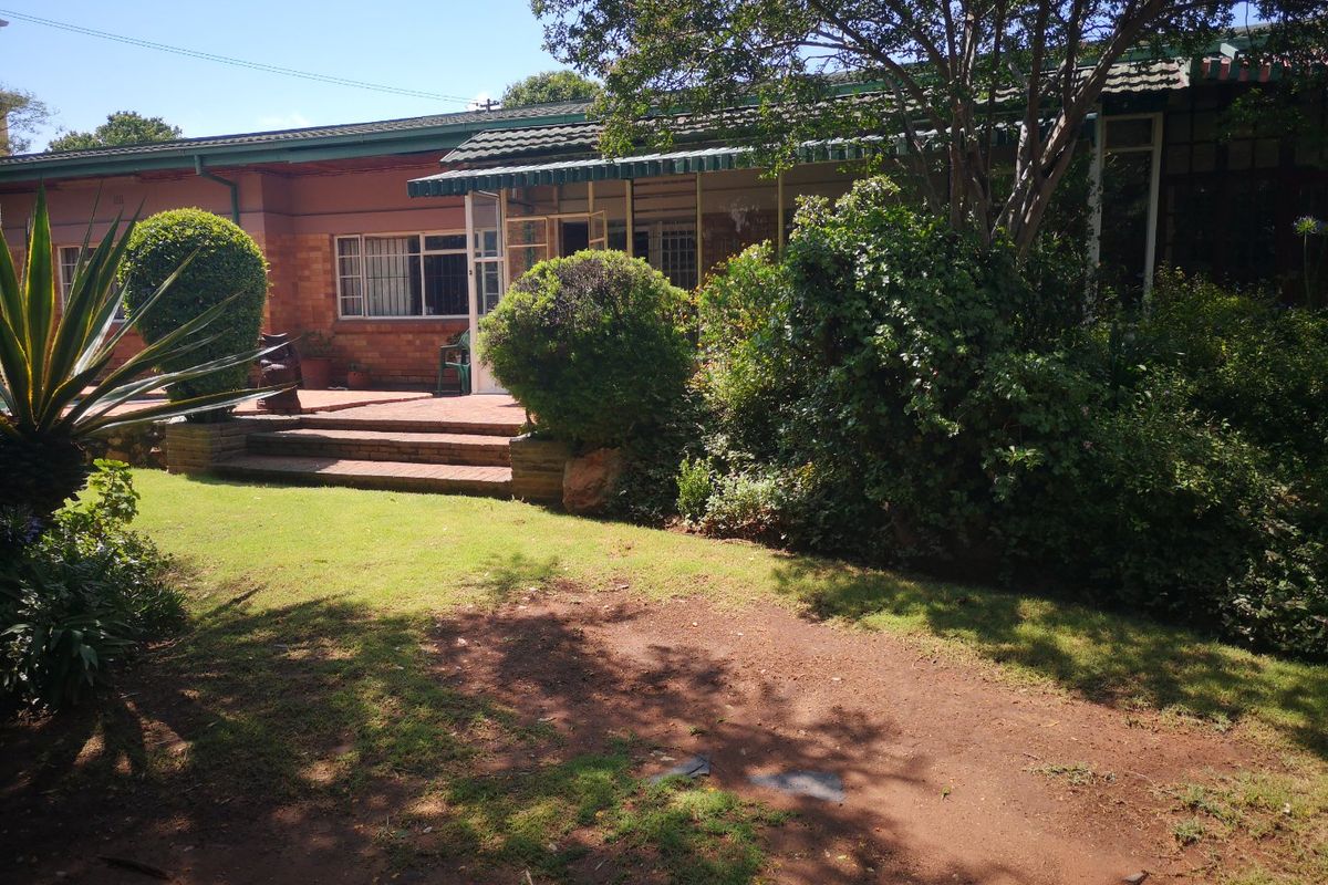 Charming 4-Bedroom Family Home with Pool, Cottage & Modern Finishes! - Photo 2