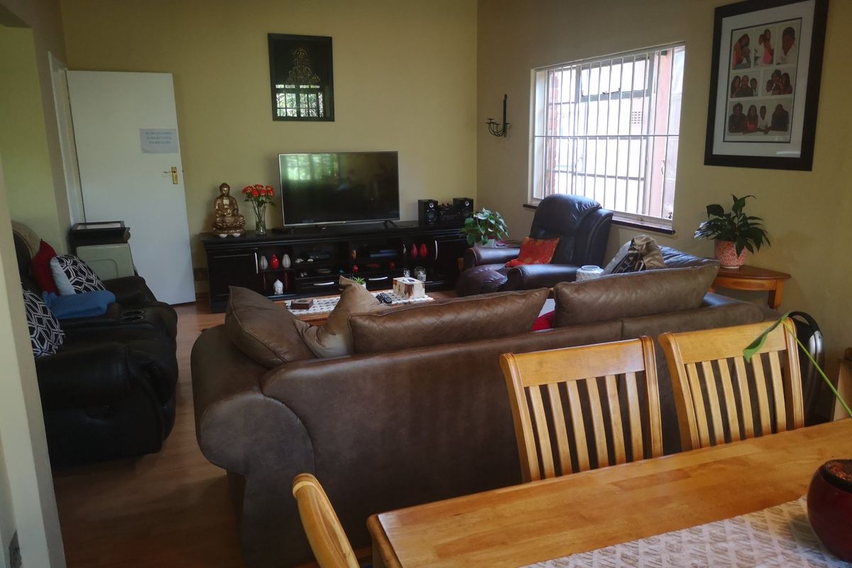 Charming 4-Bedroom Family Home with Pool, Cottage & Modern Finishes! - Photo 2