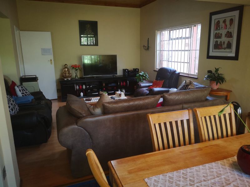 Charming 4-Bedroom Family Home with Pool, Cottage & Modern Finishes! - Photo 2