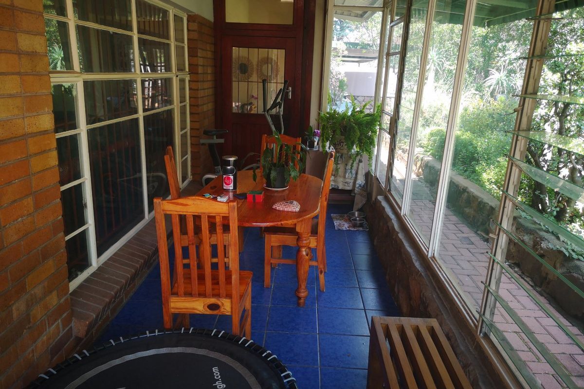 Charming 4-Bedroom Family Home with Pool, Cottage & Modern Finishes! - Photo 4