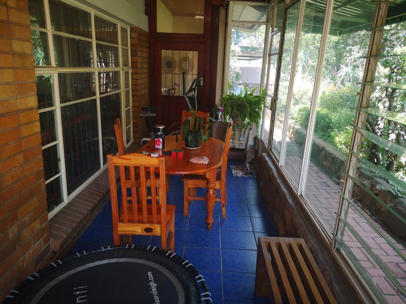 Charming 4-Bedroom Family Home with Pool, Cottage & Modern Finishes! - Photo 4