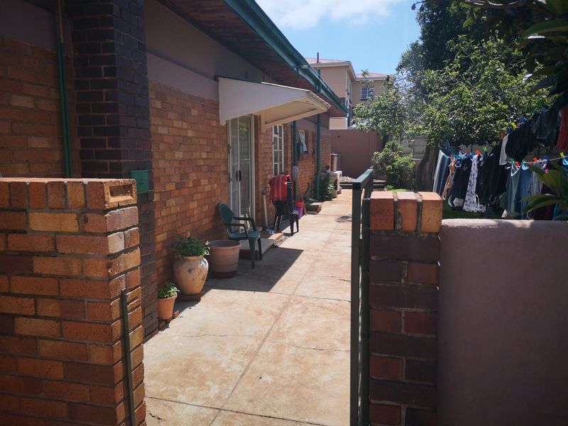 Charming 4-Bedroom Family Home with Pool, Cottage & Modern Finishes! - Photo 6