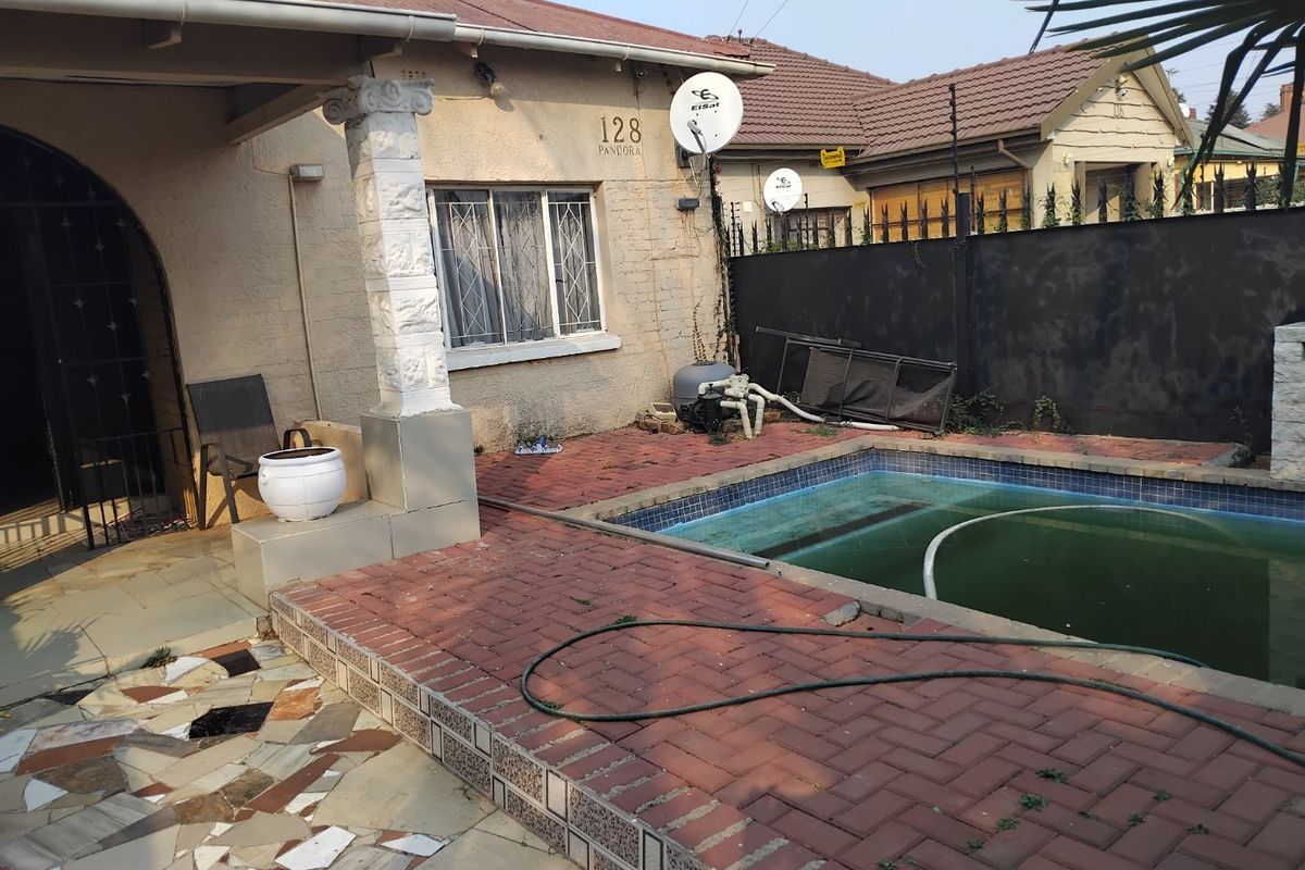 Modern 4-Bedroom Home with Pool and Granny Flat - Photo 5