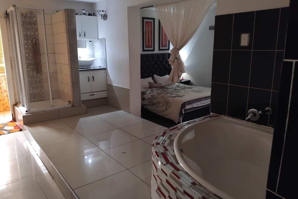 Modern 4-Bedroom Home with Pool and Granny Flat - Photo 3