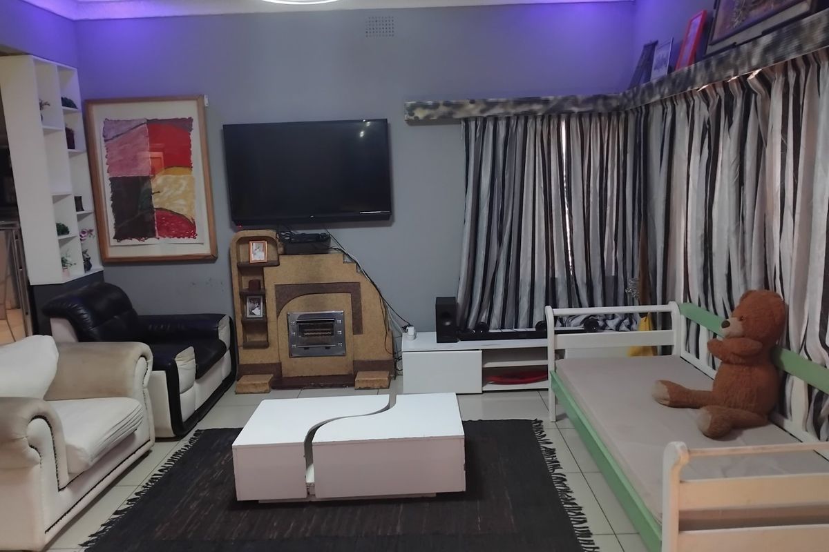 Modern 4-Bedroom Home with Pool and Granny Flat - Photo 4