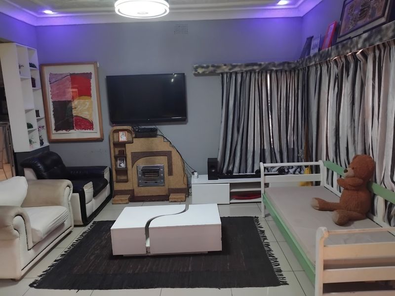 Modern 4-Bedroom Home with Pool and Granny Flat - Photo 4