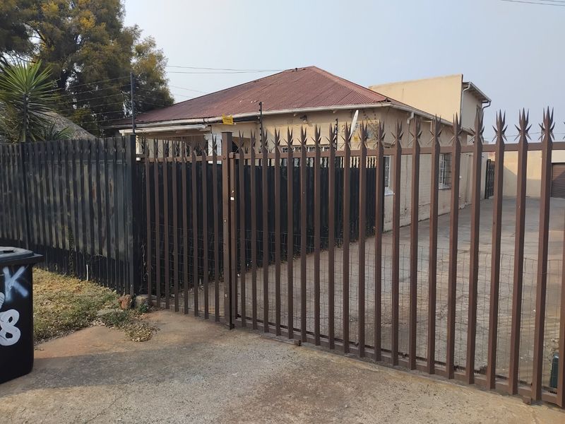 Modern 4-Bedroom Home with Pool and Granny Flat - Photo 6