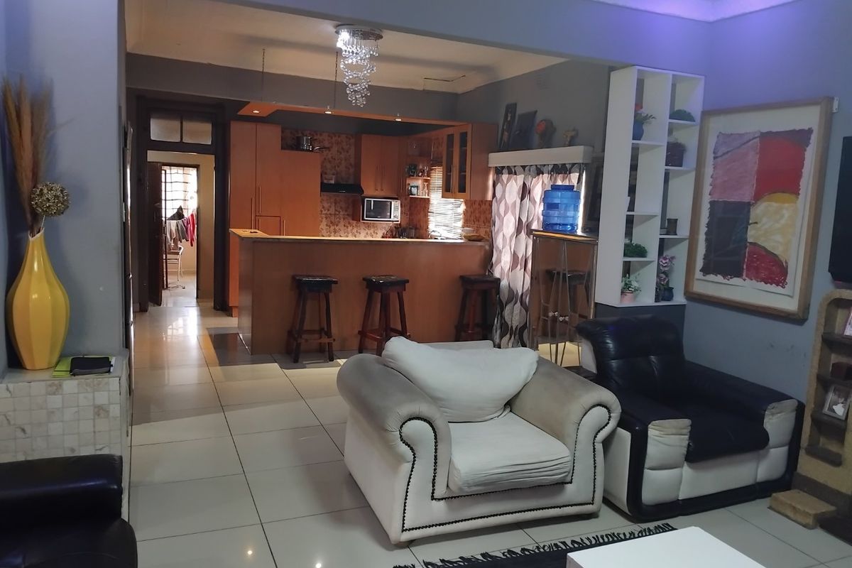 Modern 4-Bedroom Home with Pool and Granny Flat - Photo 2