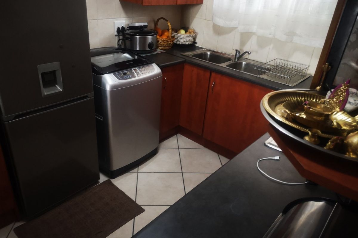 2 Bedroom upstairs unit. - Photo 4