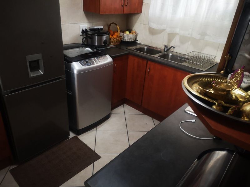 2 Bedroom upstairs unit. - Photo 4
