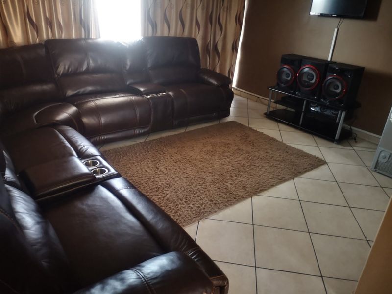2 Bedroom upstairs unit. - Photo 5