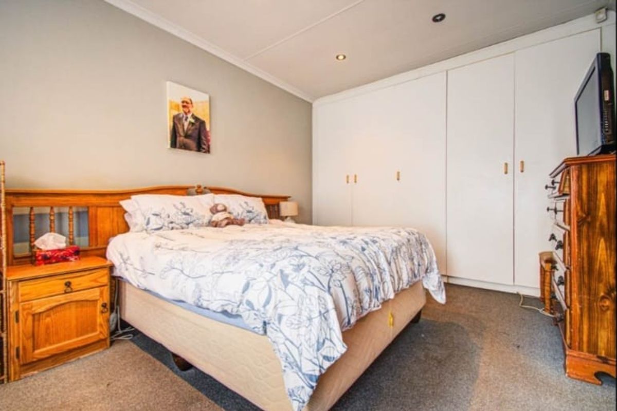 Comfortable 3-Bedroom Home with Granny Flat - Perfect for Dual Living! - Photo 4