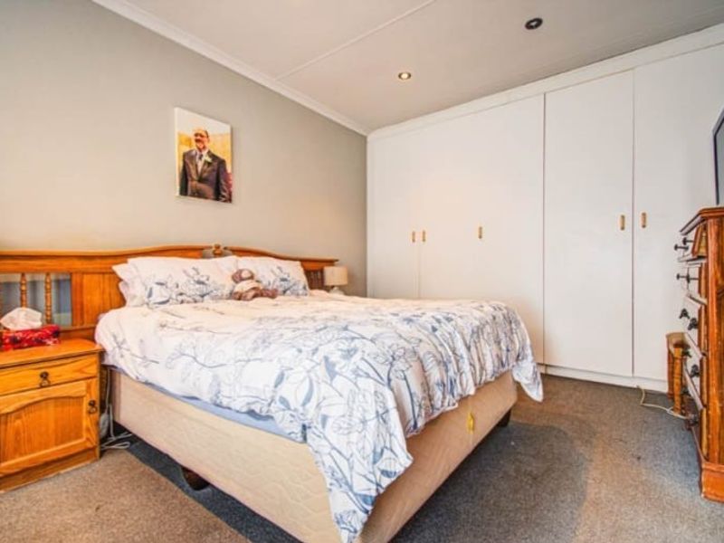 Comfortable 3-Bedroom Home with Granny Flat - Perfect for Dual Living! - Photo 4