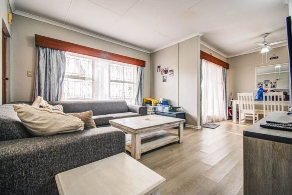 Comfortable 3-Bedroom Home with Granny Flat - Perfect for Dual Living! - Photo 3