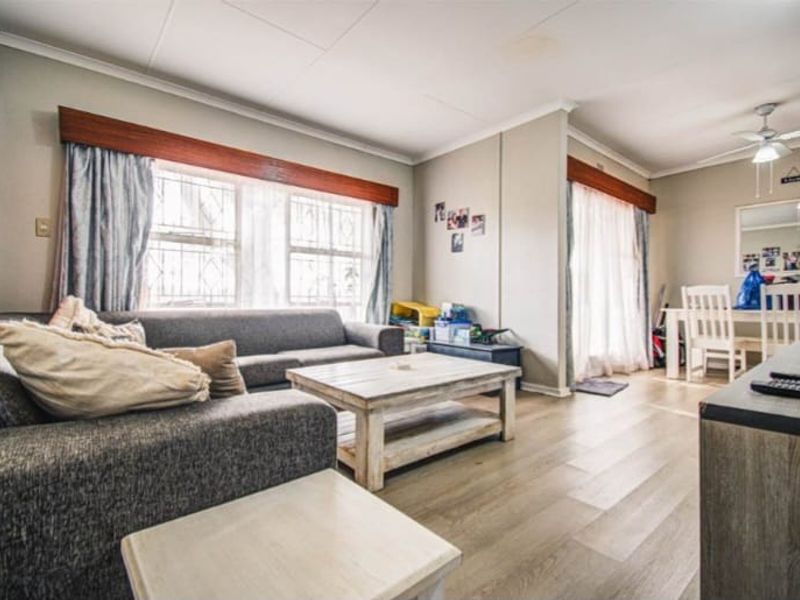 Comfortable 3-Bedroom Home with Granny Flat - Perfect for Dual Living! - Photo 3