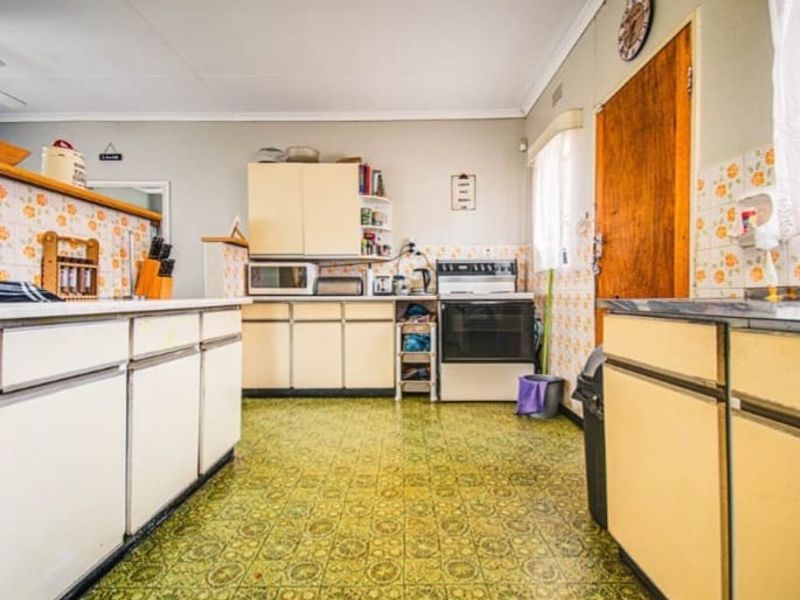 Comfortable 3-Bedroom Home with Granny Flat - Perfect for Dual Living! - Photo 2