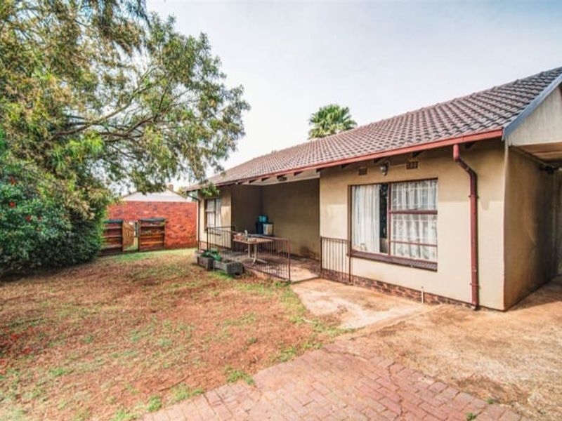 Comfortable 3-Bedroom Home with Granny Flat - Perfect for Dual Living! - Photo 10