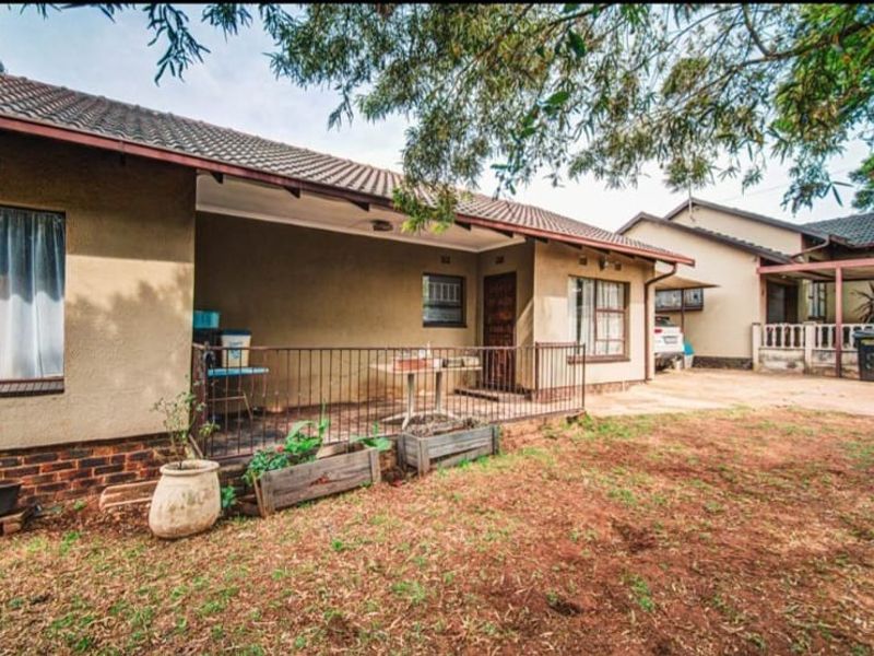 Comfortable 3-Bedroom Home with Granny Flat - Perfect for Dual Living! - Photo 6