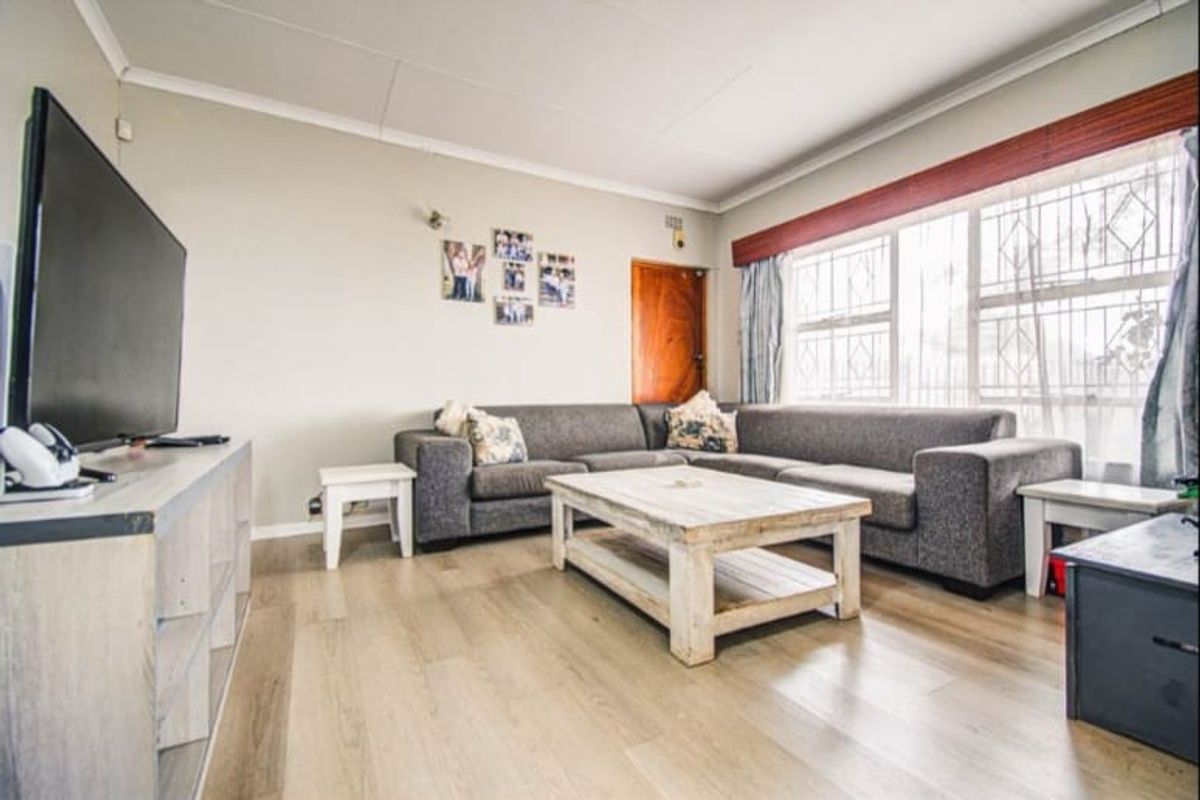 Comfortable 3-Bedroom Home with Granny Flat - Perfect for Dual Living! - Photo 5