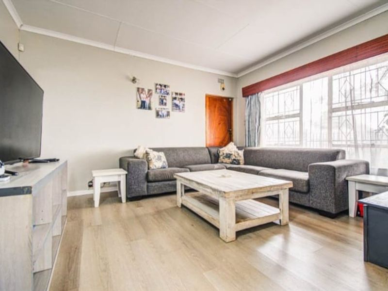 Comfortable 3-Bedroom Home with Granny Flat - Perfect for Dual Living! - Photo 5