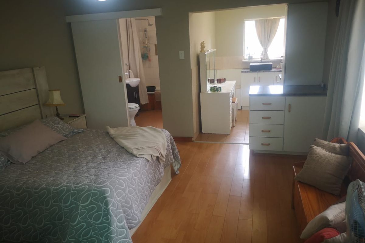 Welcome to Your Family Oasis and Investor's Dream!  - Photo 4