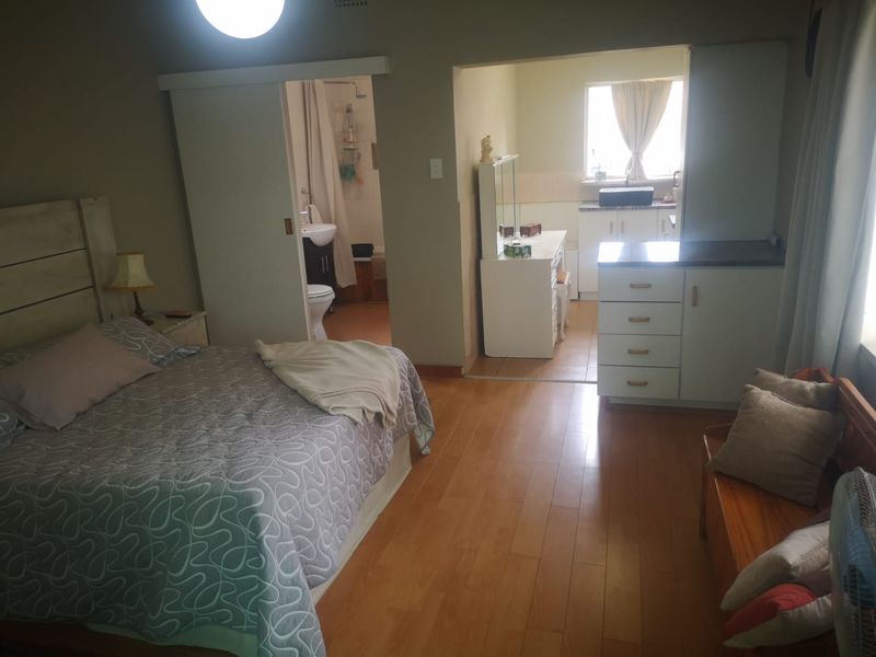 Welcome to Your Family Oasis and Investor's Dream!  - Photo 4