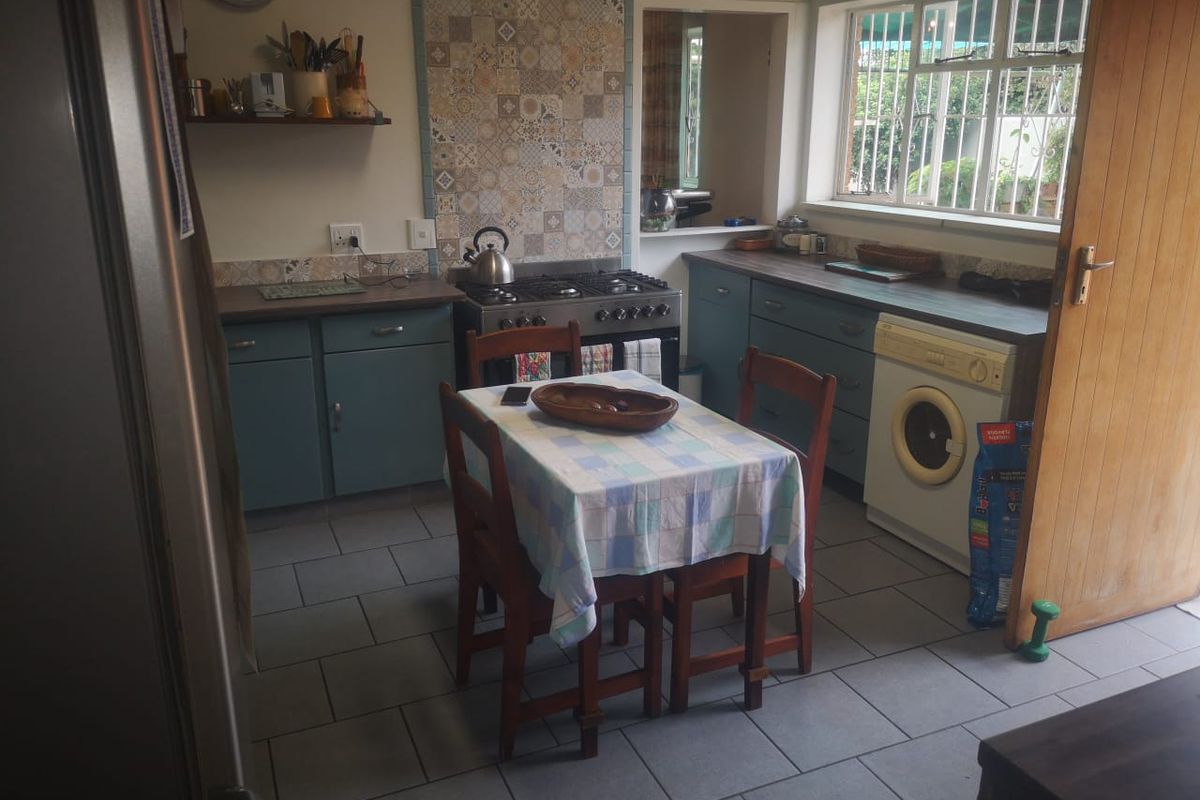 Welcome to Your Family Oasis and Investor's Dream!  - Photo 2