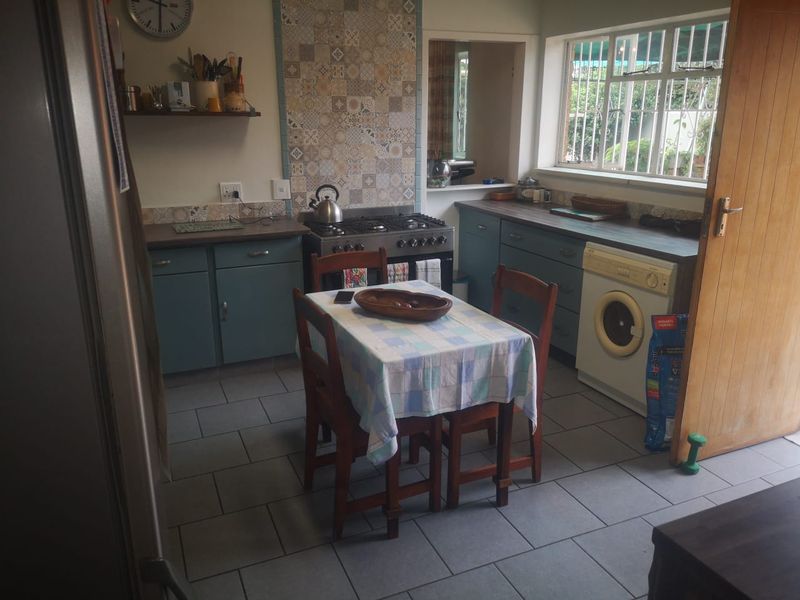 Welcome to Your Family Oasis and Investor's Dream!  - Photo 2