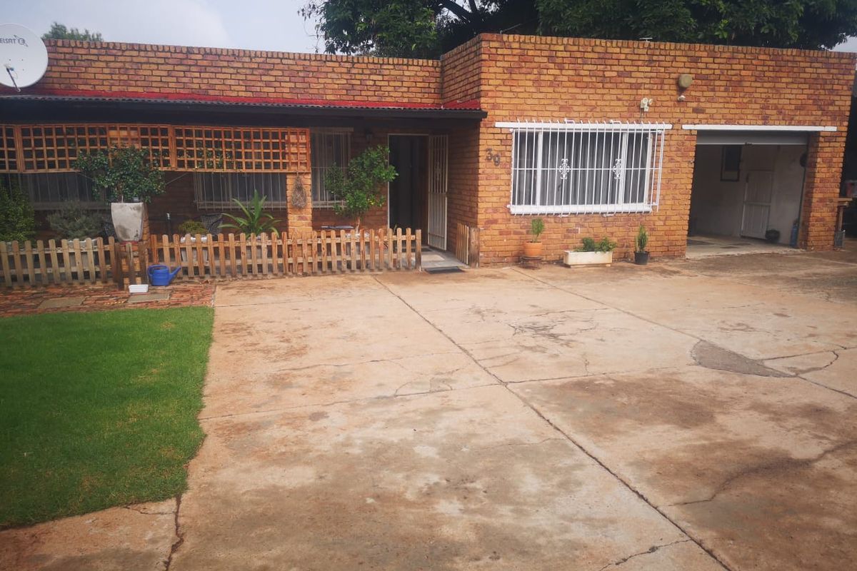 Welcome to Your Family Oasis and Investor's Dream!  - Photo 5