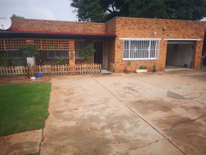 Welcome to Your Family Oasis and Investor's Dream!  - Photo 5