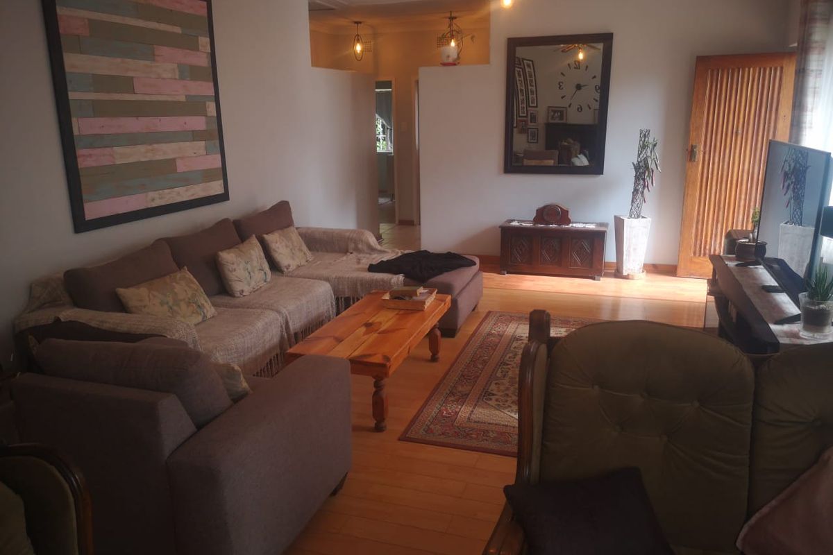 Welcome to Your Family Oasis and Investor's Dream!  - Photo 3