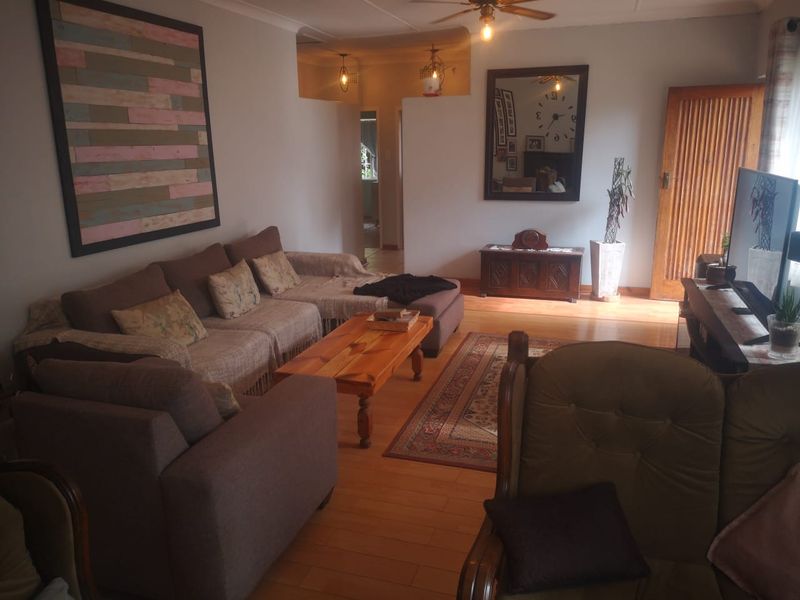 Welcome to Your Family Oasis and Investor's Dream!  - Photo 3