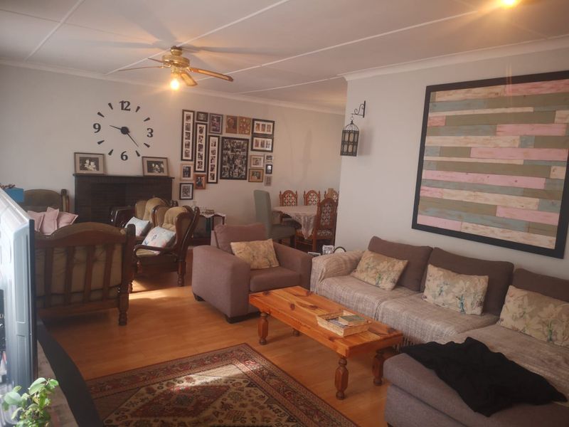 Welcome to Your Family Oasis and Investor's Dream!  - Photo 10