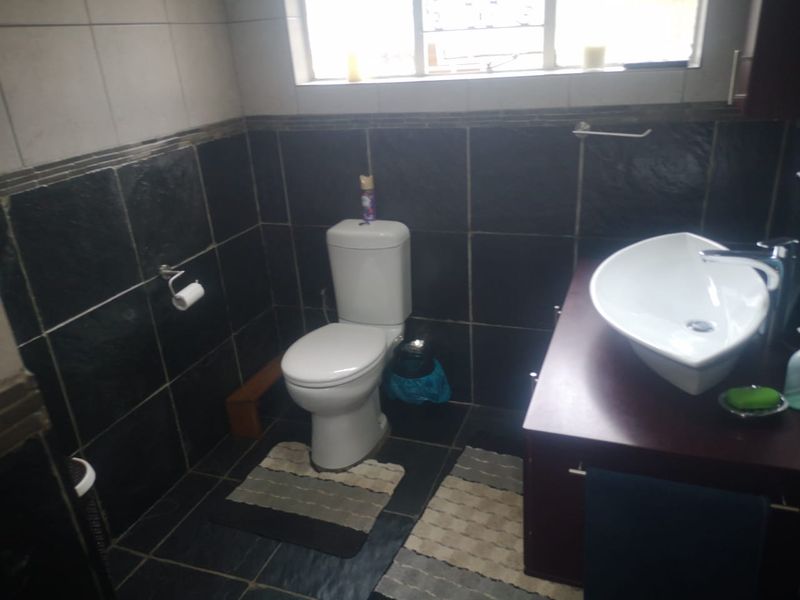 Welcome to Your Family Oasis and Investor's Dream!  - Photo 8