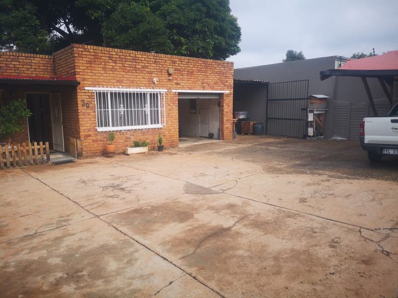 Welcome to Your Family Oasis and Investor's Dream!  - Photo 7