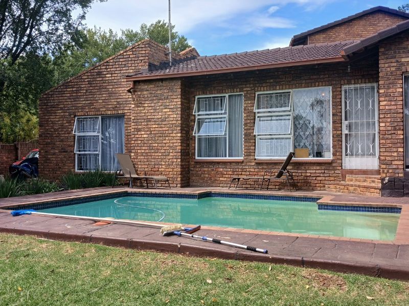 "Spacious 6-Bedroom House with Unique Features - For Sale!" - Photo 2