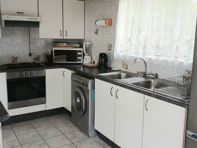 "Spacious 6-Bedroom House with Unique Features - For Sale!" - Photo 3