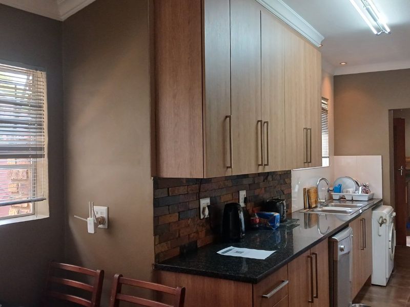 "Spacious 6-Bedroom House with Unique Features - For Sale!" - Photo 9