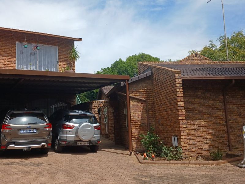 "Spacious 6-Bedroom House with Unique Features - For Sale!" - Photo 6