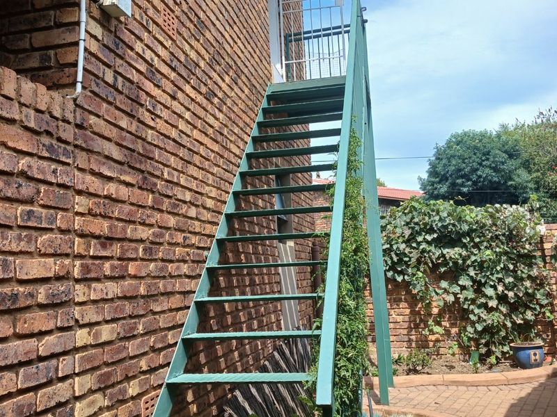 "Spacious 6-Bedroom House with Unique Features - For Sale!" - Photo 7