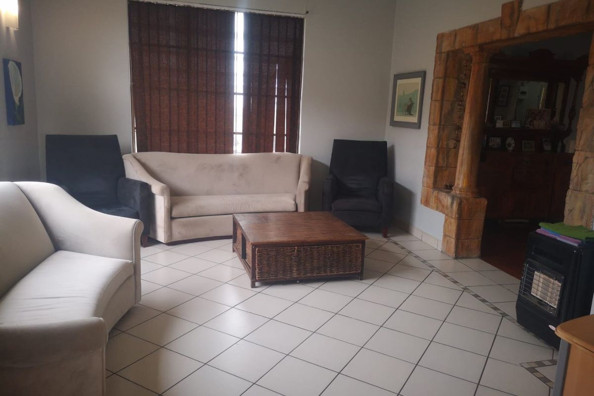 "Enchanting Family Home with Medieval Flair" - Photo 4