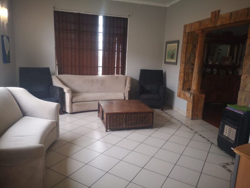 "Enchanting Family Home with Medieval Flair" - Photo 4