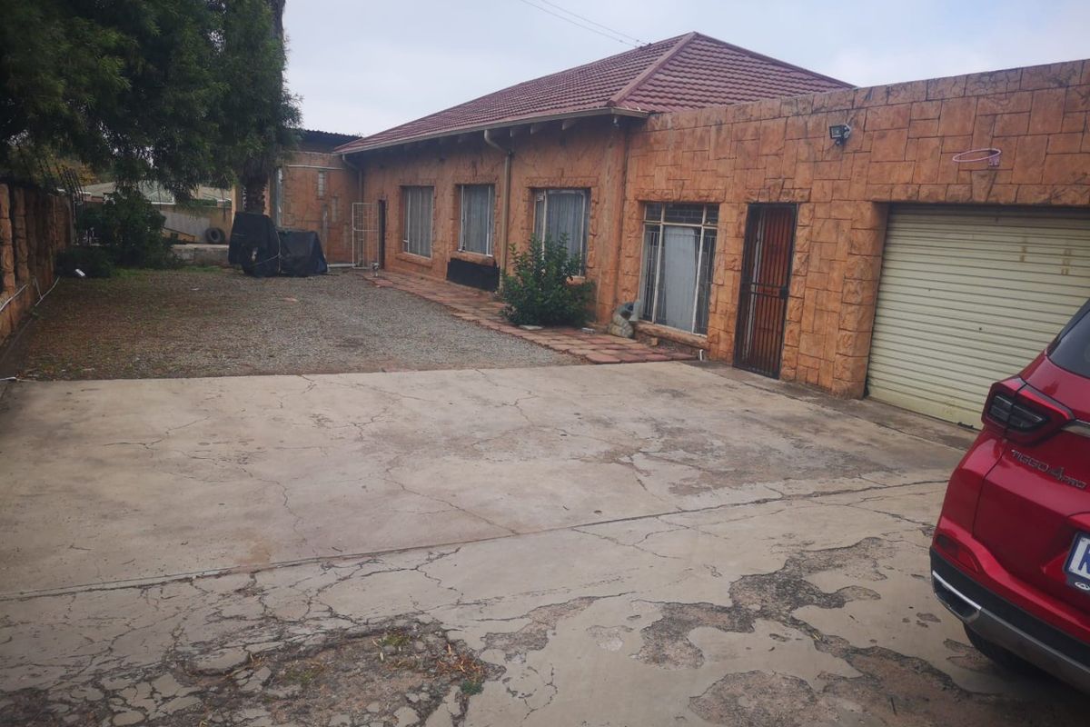 "Enchanting Family Home with Medieval Flair" - Photo 5