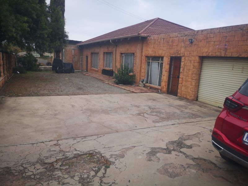 "Enchanting Family Home with Medieval Flair" - Photo 5