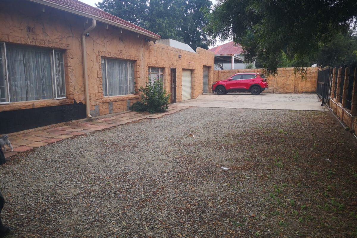 "Enchanting Family Home with Medieval Flair" - Photo 2