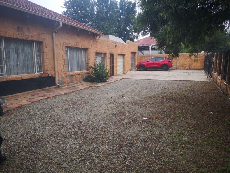 "Enchanting Family Home with Medieval Flair" - Photo 2