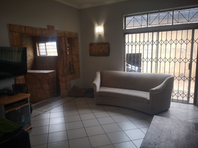 "Enchanting Family Home with Medieval Flair" - Photo 7