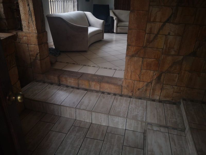 "Enchanting Family Home with Medieval Flair" - Photo 6