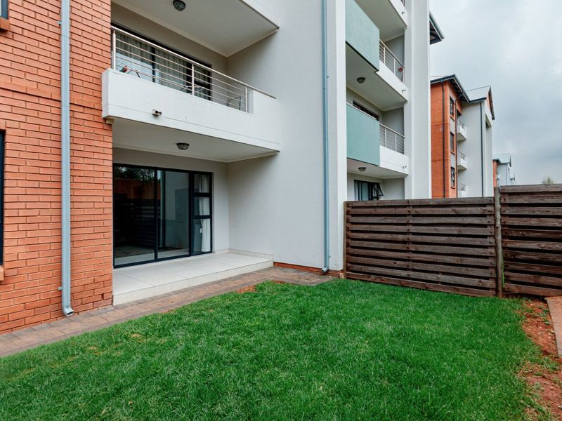 "Modern 2-Bed Flat with Pool and Security" - Photo 3