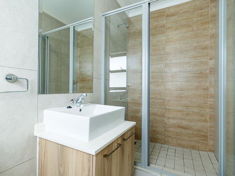 "Modern 2-Bed Flat with Pool and Security" - Photo 5